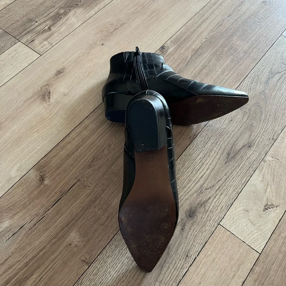 Women’s Who What Wear Black Croc-Embossed Pointed Toe Ankle Boots Size 7.5 - Picture 4 of 6